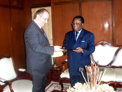 Le délégué de la Commission de l’Union Européenne chez le maire Amichia - L’Ambassadeur Thierry De St Maurice : 